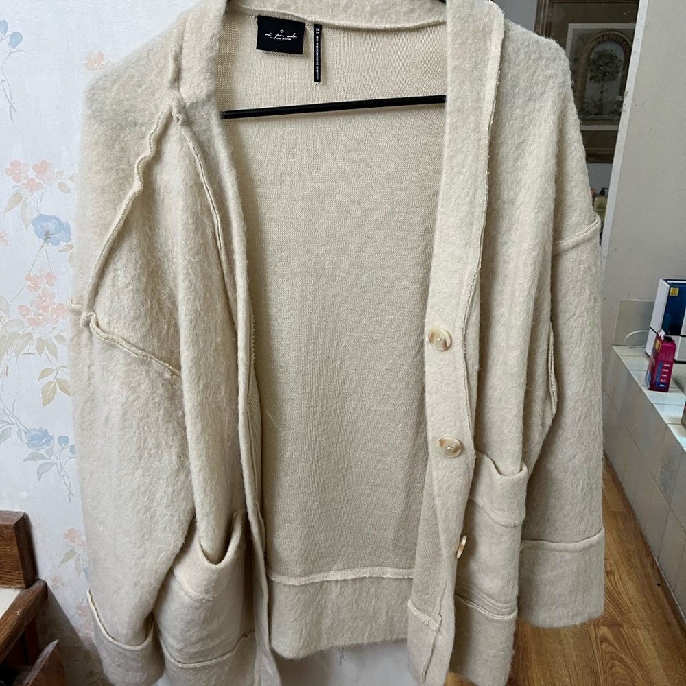 Brand is out from under. Xs. Barely worn!
